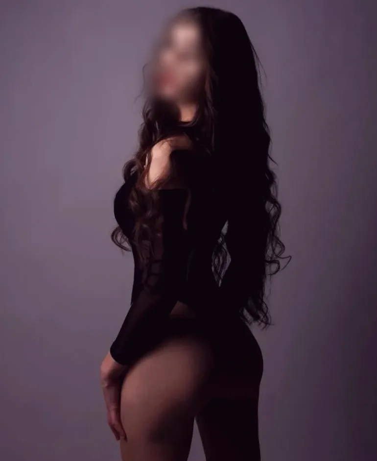 Nina, 22